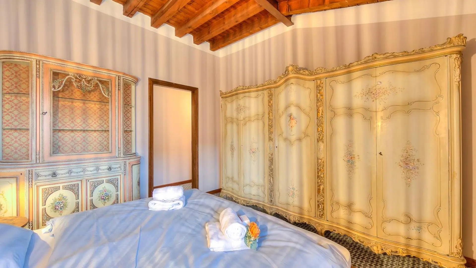Laetitia Salo-Historic Center Near Lake - Happy Rentals イタリア